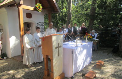 Seit dem 5.Jahrhundert feiert die katholische Kirche das „Hochfest der leiblichen Aufnahme Mariens in den Himmel“. So versammelten sich auch heuer am „Mariä-Himmelfahrts-Tag“ einige hundert Gläubige aus nah und fern bei der Rosenkranz-Kapelle am Heindlfel