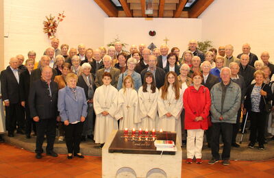 Seit dem 5.Jahrhundert feiert die katholische Kirche das „Hochfest der leiblichen Aufnahme Mariens in den Himmel“. So versammelten sich auch heuer am „Mariä-Himmelfahrts-Tag“ einige hundert Gläubige aus nah und fern bei der Rosenkranz-Kapelle am Heindlfel