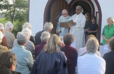 Seit dem 5.Jahrhundert feiert die katholische Kirche das „Hochfest der leiblichen Aufnahme Mariens in den Himmel“. So versammelten sich auch heuer am „Mariä-Himmelfahrts-Tag“ einige hundert Gläubige aus nah und fern bei der Rosenkranz-Kapelle am Heindlfel