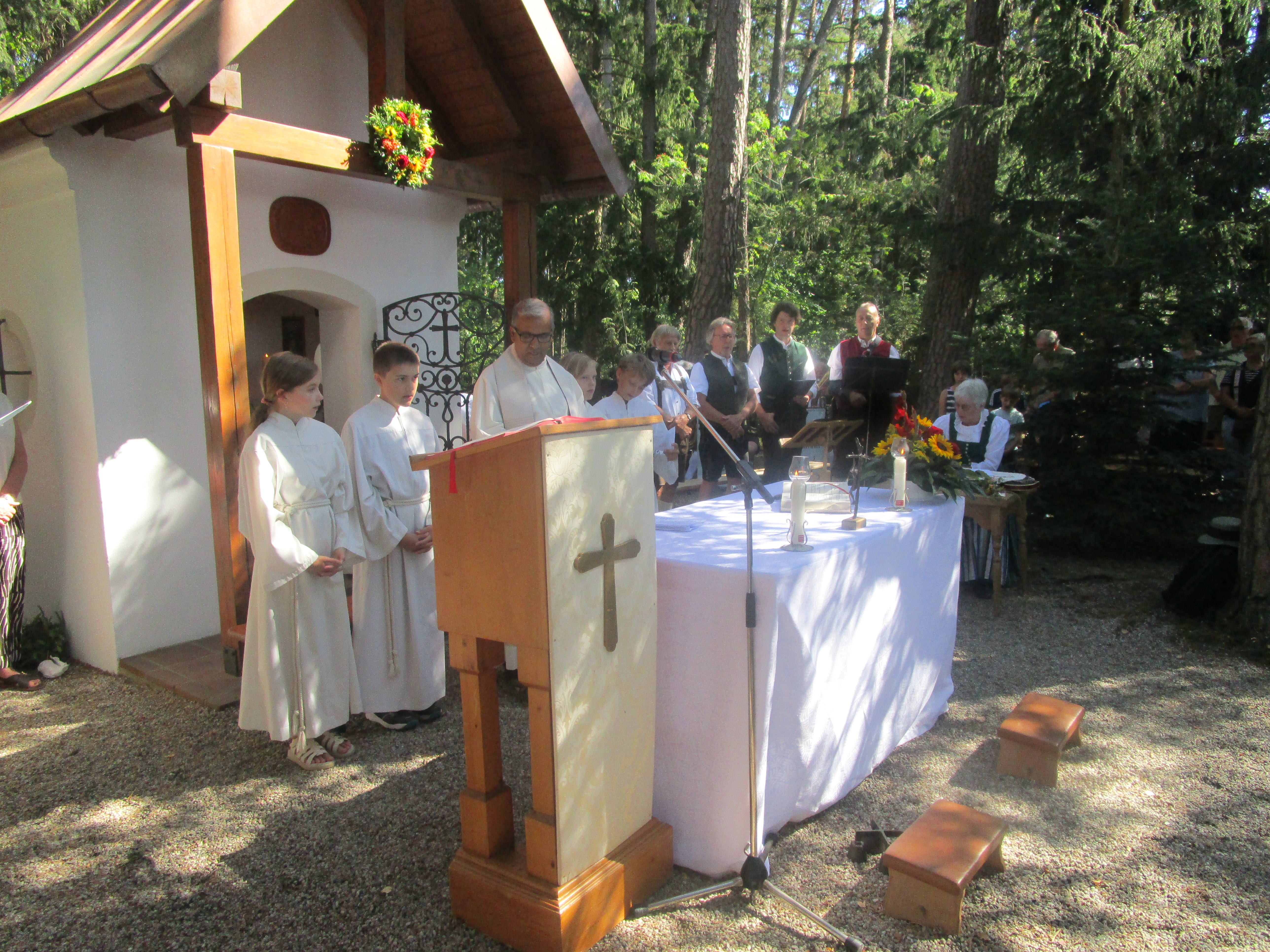 Seit dem 5.Jahrhundert feiert die katholische Kirche das „Hochfest der leiblichen Aufnahme Mariens in den Himmel“. So versammelten sich auch heuer am „Mariä-Himmelfahrts-Tag“ einige hundert Gläubige aus nah und fern bei der Rosenkranz-Kapelle am Heindlfel